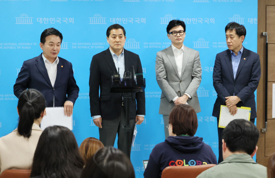 원희룡(왼쪽) 국토교통부 장관이 23일 오후 서울 여의도 국회 소통관에서 전세사기 피해대책 당정대(여당·정부·대통령실)협의회 결과 브리핑 뒤 취재진 질문에 답변하고 있다. 왼쪽부터 원희룡 장관, 박대출 국민의힘 정책위의장,  한동훈 법무부 장관, 김주현 금융위원장.<연합뉴스>